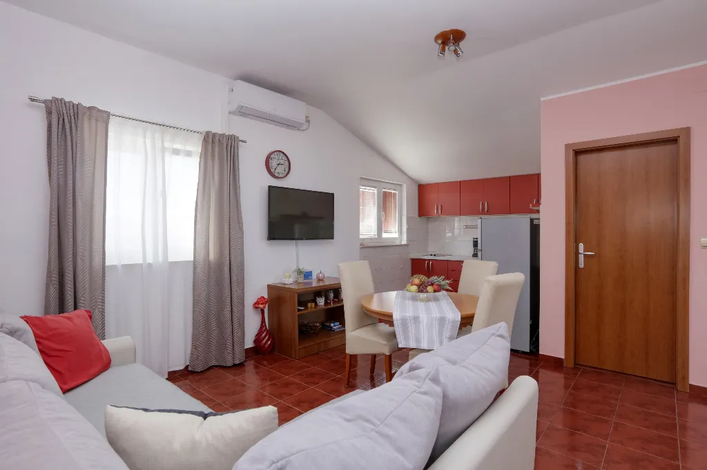 One bedroom apartment near beach Jezera, Murter  A-e