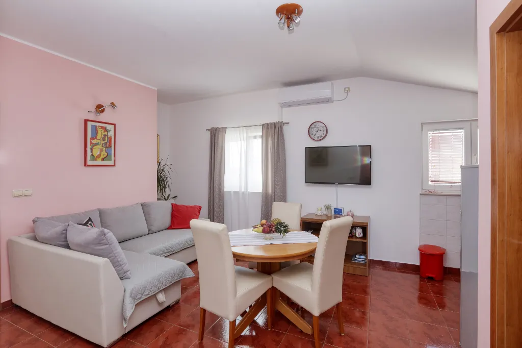 One bedroom apartment near beach Jezera, Murter  A-e