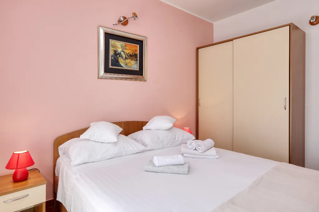 One bedroom apartment near beach Jezera, Murter  A-e