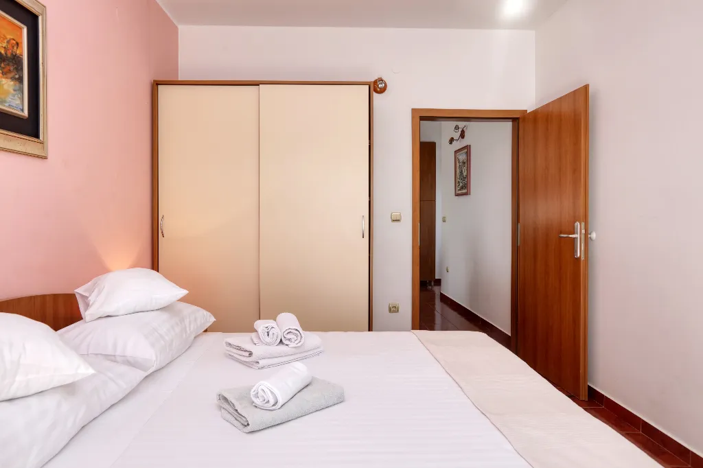 One bedroom apartment near beach Jezera, Murter  A-e