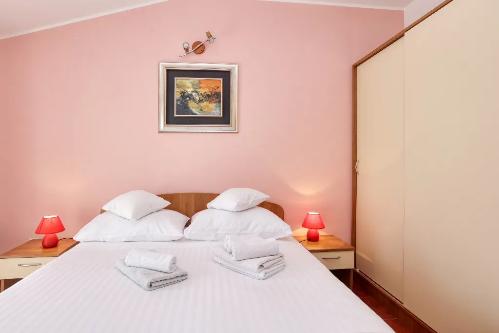 One bedroom apartment near beach Jezera, Murter  A-e