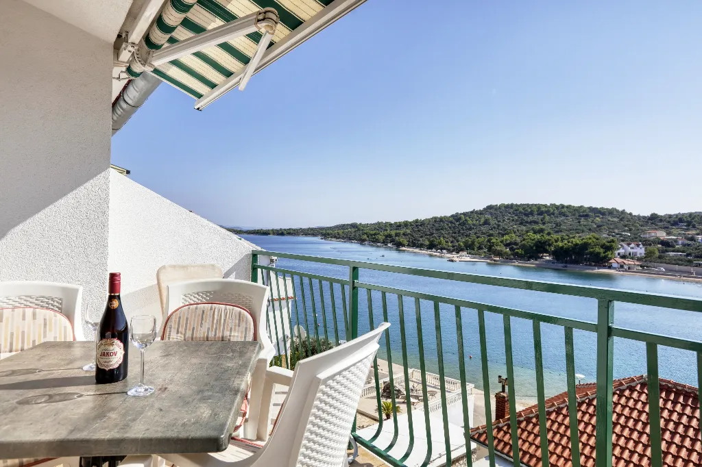 One bedroom apartment near beach Jezera, Murter  A-e