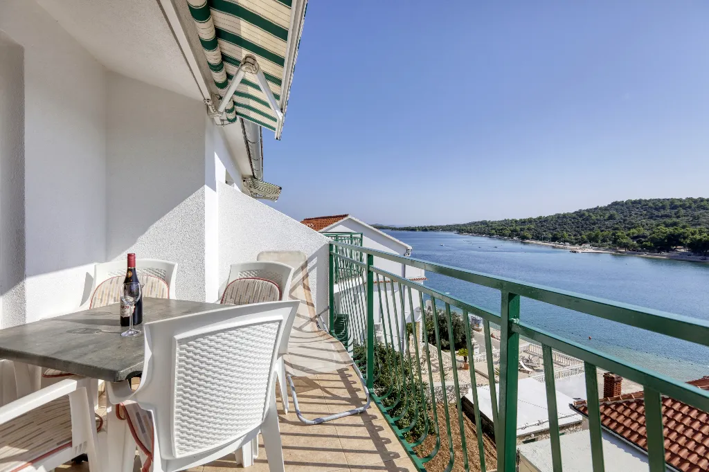 One bedroom apartment near beach Jezera, Murter  A-e