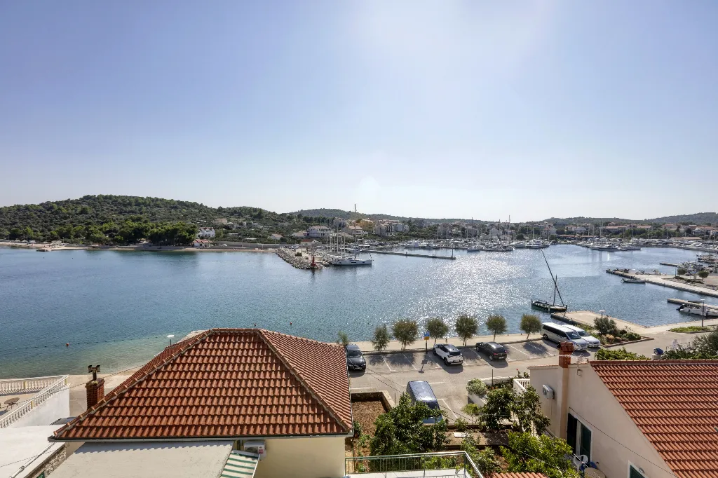 One bedroom apartment near beach Jezera, Murter  A-e
