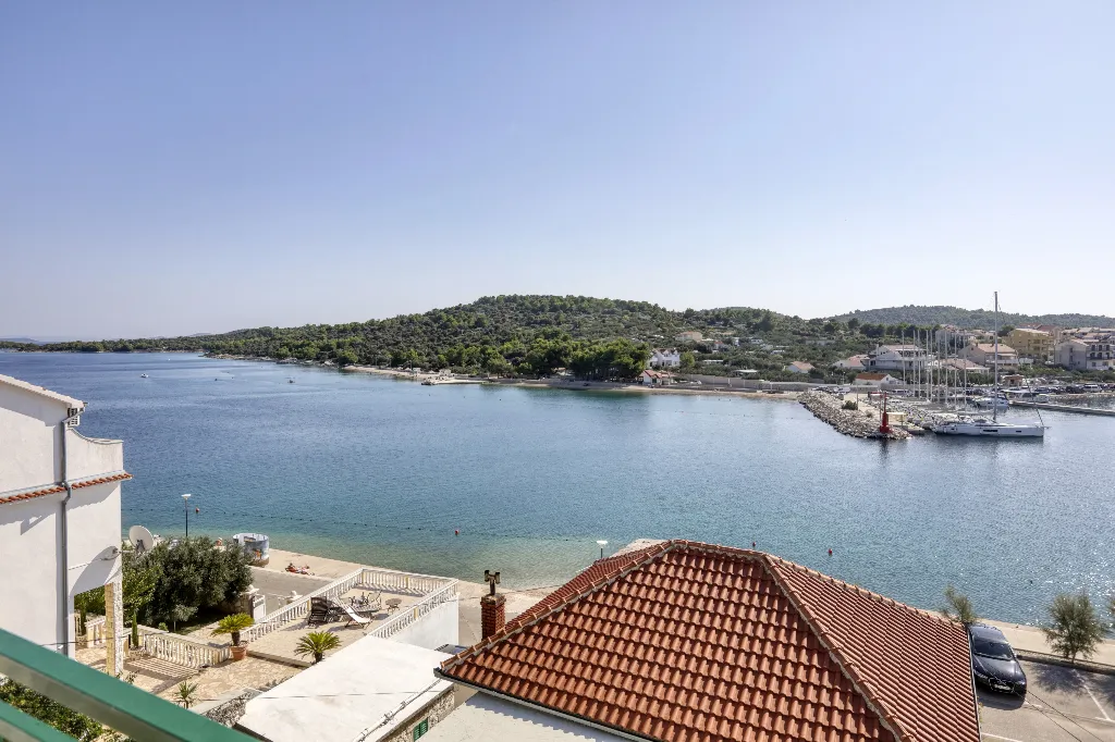 One bedroom apartment near beach Jezera, Murter  A-e