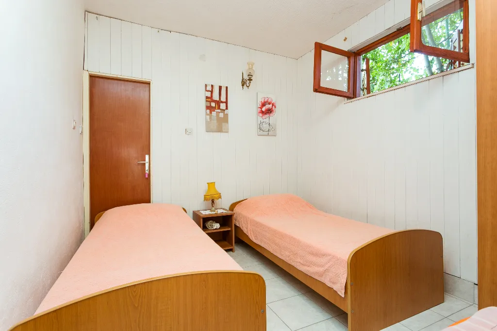 One bedroom apartment with terrace Seget Vranjica, Trogir  A-c