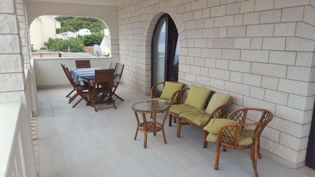 Two bedroom apartment near beach Slatine, Čiovo  A-c