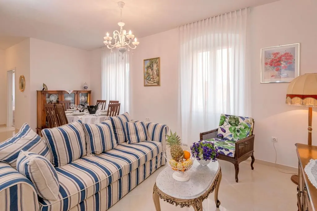 Three bedroom apartment with balcony and sea view Jelsa, Hvar  A-c