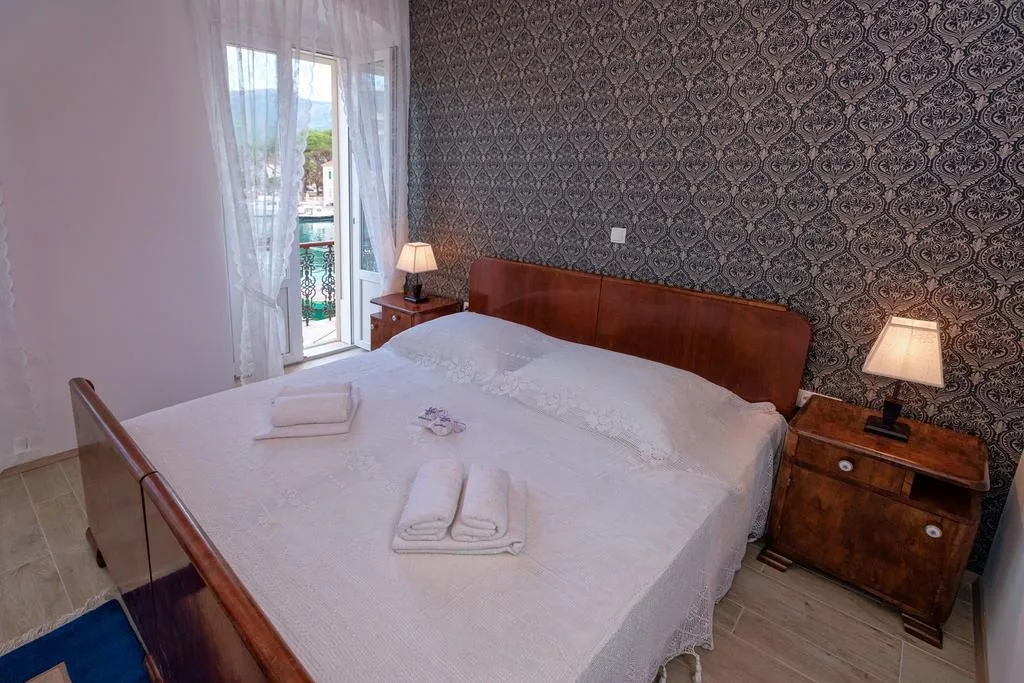 Three bedroom apartment with balcony and sea view Jelsa, Hvar  A-c