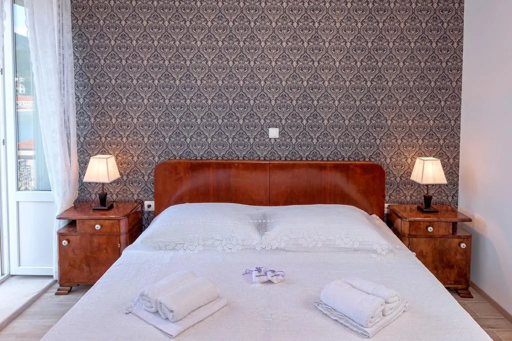 Three bedroom apartment with balcony and sea view Jelsa, Hvar  A-c