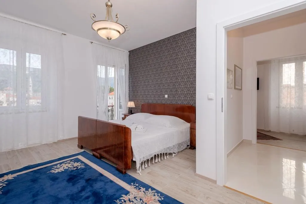 Three bedroom apartment with balcony and sea view Jelsa, Hvar  A-c