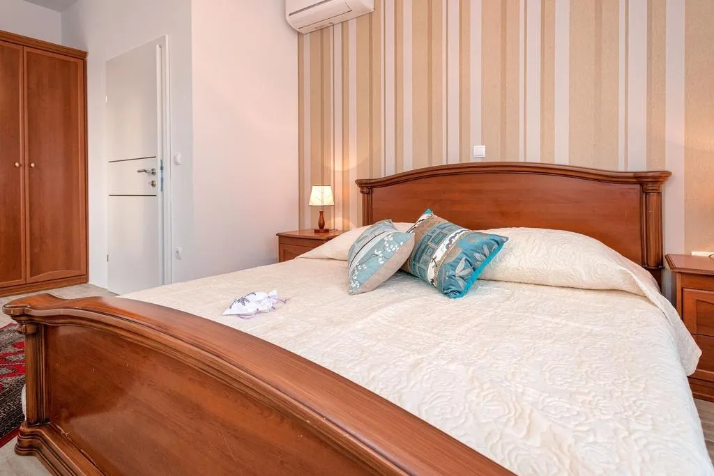 Three bedroom apartment with balcony and sea view Jelsa, Hvar  A-c