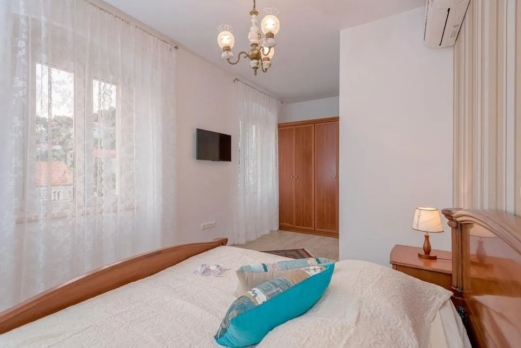 Three bedroom apartment with balcony and sea view Jelsa, Hvar  A-c