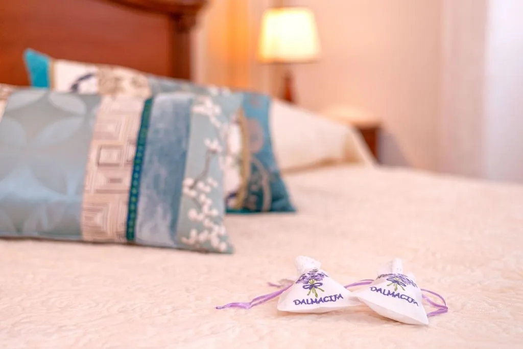 Three bedroom apartment with balcony and sea view Jelsa, Hvar  A-c