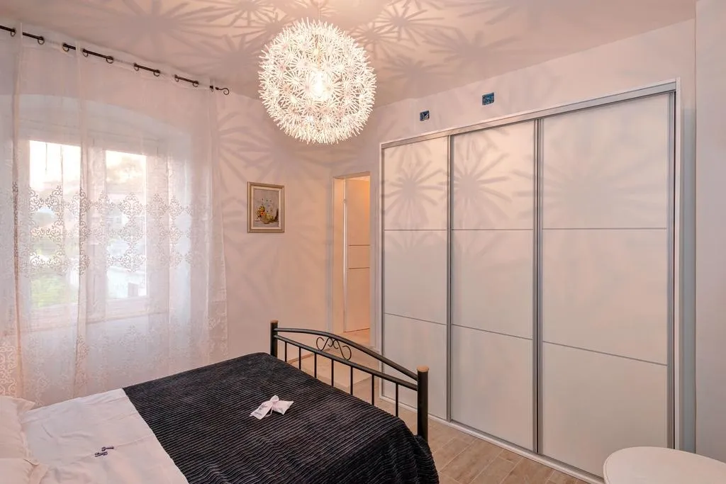 Three bedroom apartment with balcony and sea view Jelsa, Hvar  A-c