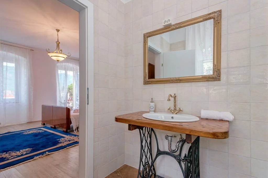 Three bedroom apartment with balcony and sea view Jelsa, Hvar  A-c