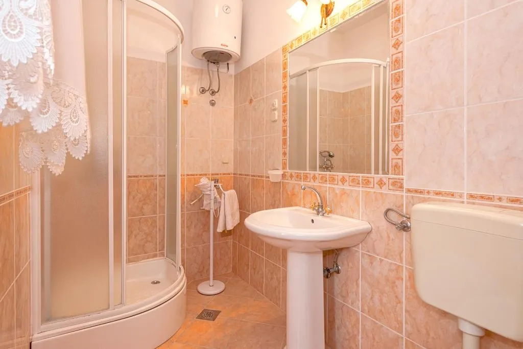 Three bedroom apartment with balcony and sea view Jelsa, Hvar  A-c