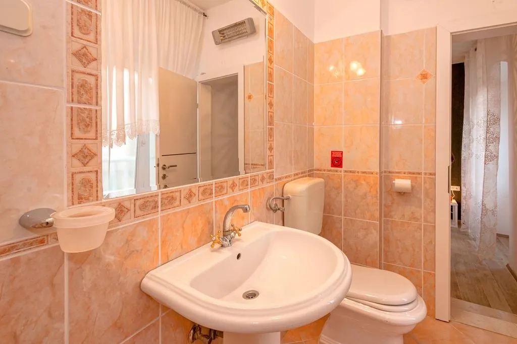 Three bedroom apartment with balcony and sea view Jelsa, Hvar  A-c