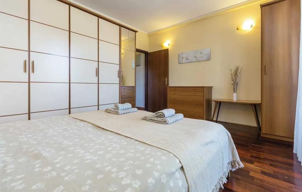 Vrsar 2-Bedroom Apartment for 3 Guests with View