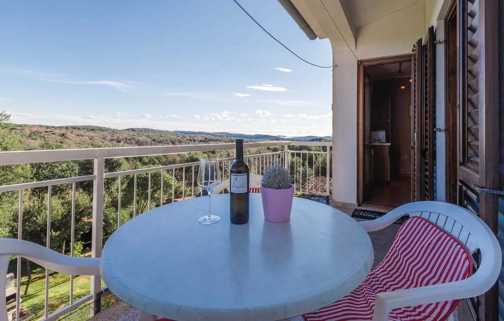 Vrsar 2-Bedroom Apartment for 3 Guests with View