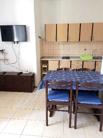 2-Bedroom Apartment in Umag for Up to 5