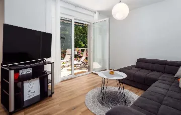 One-Bedroom Apartment in Jurdani for Up to 3