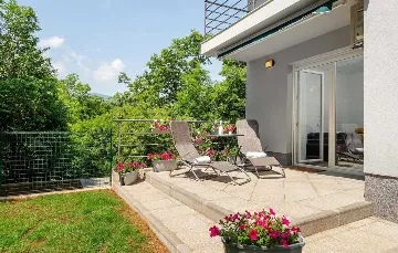 One-Bedroom Apartment in Jurdani for Up to 3