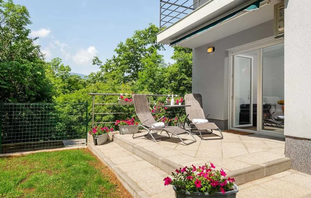 One-Bedroom Apartment in Jurdani for Up to 3