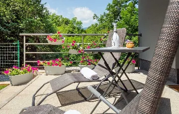 One-Bedroom Apartment in Jurdani for Up to 3