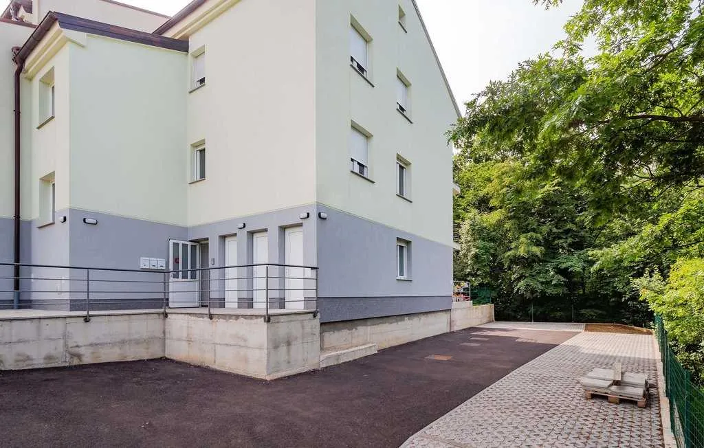 One-Bedroom Apartment in Jurdani for Up to 3