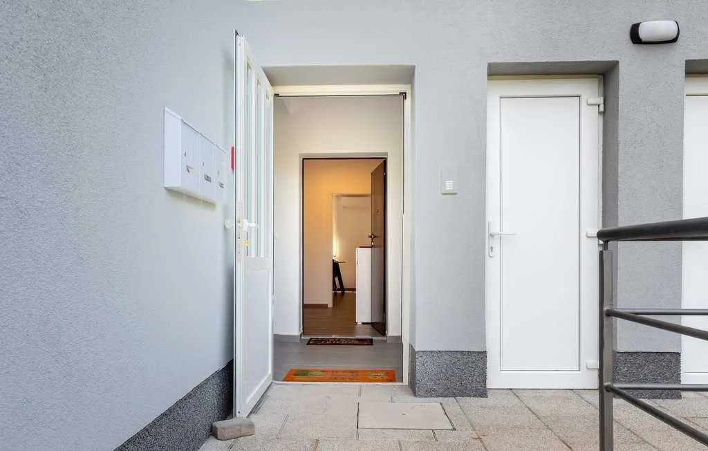 One-Bedroom Apartment in Jurdani for Up to 3