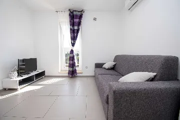 Apartment in Premantura for 2 Guests with Pool