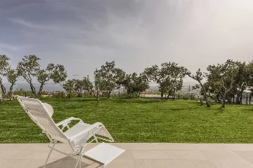 6-Bedroom Villa with Heated Pool in Kaštel Stari