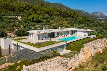 6-Bedroom Villa with Heated Pool in Kaštel Stari