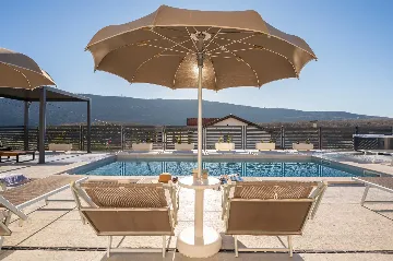 4-Bedroom Villa in Tugare with Heated Pool and Jacuzzi