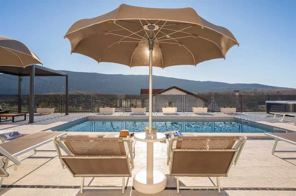 4-Bedroom Villa in Tugare with Heated Pool and Jacuzzi