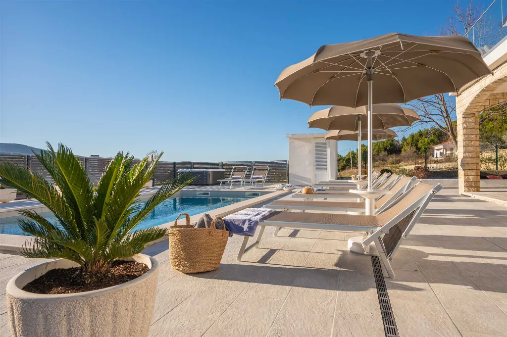 4-Bedroom Villa in Tugare with Heated Pool and Jacuzzi