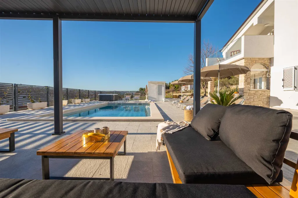 4-Bedroom Villa in Tugare with Heated Pool and Jacuzzi