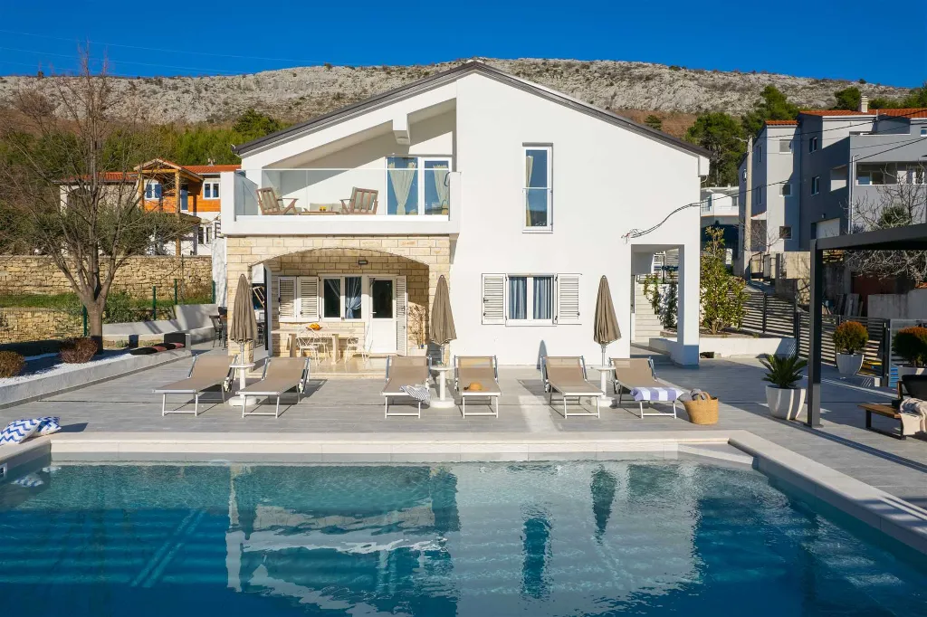 4-Bedroom Villa in Tugare with Heated Pool and Jacuzzi