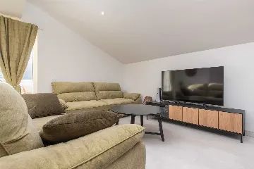 4-Bedroom Villa in Tugare with Heated Pool and Jacuzzi