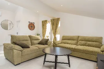 4-Bedroom Villa in Tugare with Heated Pool and Jacuzzi