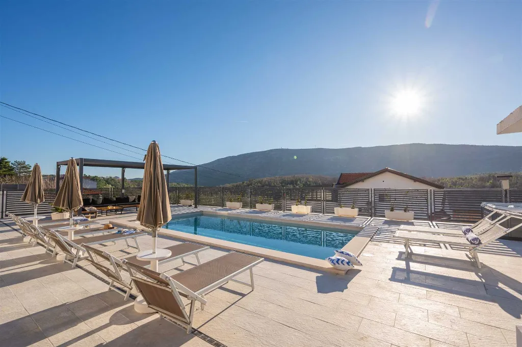 4-Bedroom Villa in Tugare with Heated Pool and Jacuzzi