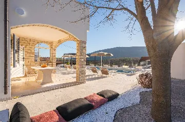 4-Bedroom Villa in Tugare with Heated Pool and Jacuzzi