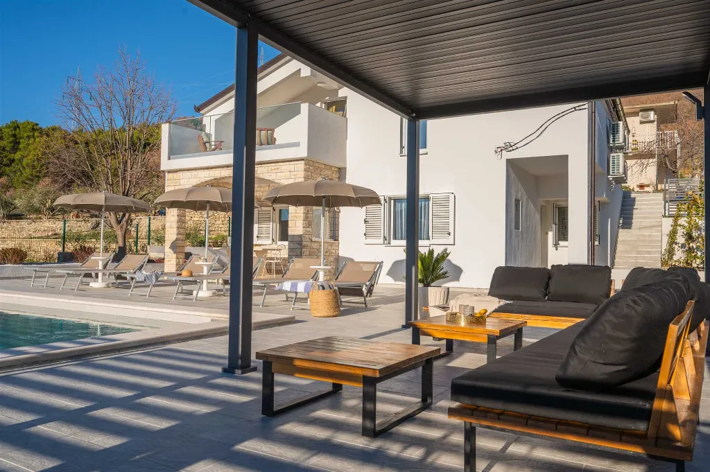 4-Bedroom Villa in Tugare with Heated Pool and Jacuzzi
