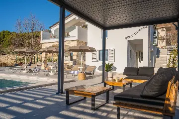 4-Bedroom Villa in Tugare with Heated Pool and Jacuzzi