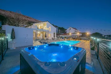 4-Bedroom Villa in Tugare with Heated Pool and Jacuzzi