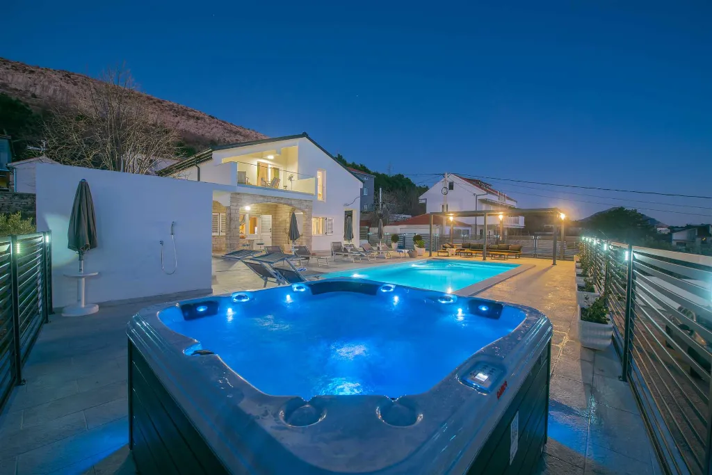 4-Bedroom Villa in Tugare with Heated Pool and Jacuzzi