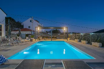 4-Bedroom Villa in Tugare with Heated Pool and Jacuzzi