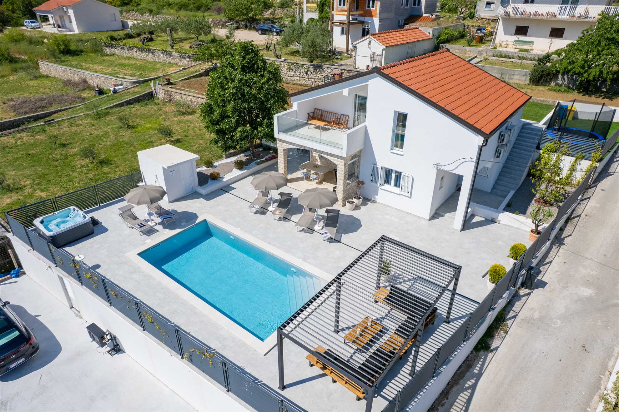 NEW! Villa Magnolia with 41 sqm pool, Jacuzzi, 8km from sea