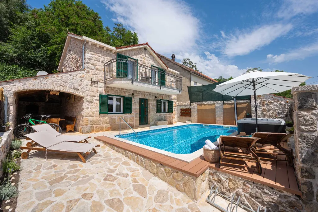 Stone Villa in Šumet with Pool and Jacuzzi